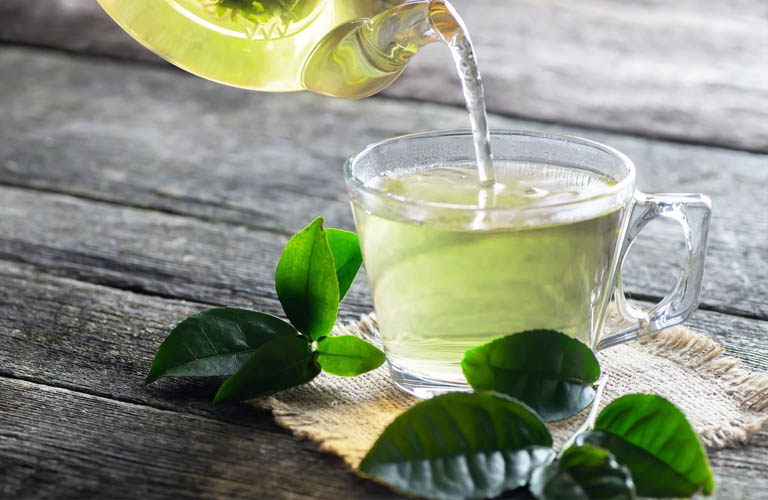 Uống nước trà xanh cũng là một cách giúp chống lão hóa hiệu quả