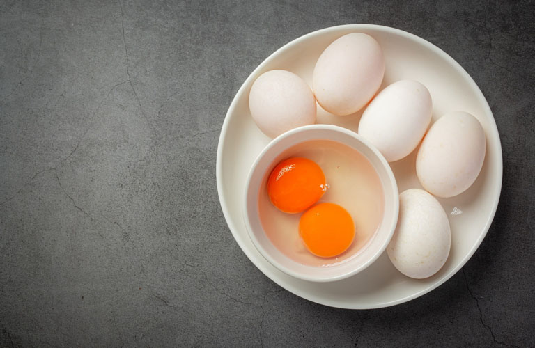 Trứng có chứa nhiều chất dinh dưỡng nhưng không thích hợp để ăn khi bị mụn viêm