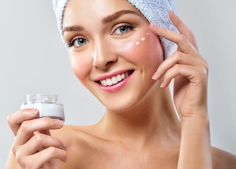 Dưỡng ẩm da sau khi tắm là một cách chống khô da hiệu quả