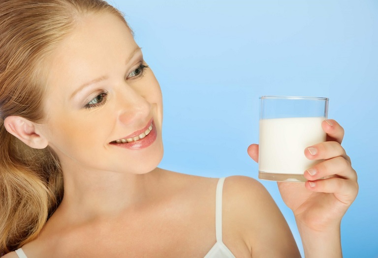 Với thắc mắc da khô phải làm sao bạn hãy sử dụng sữa tươi mỗi ngày