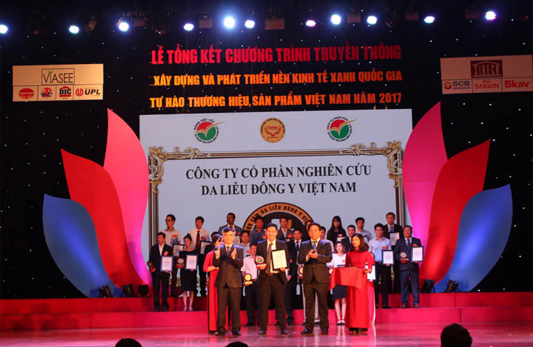 Ông Nguyễn Thành Long - Đại diện trung tâm nhận giải thưởng