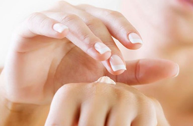 Dưỡng ẩm da thường xuyên giúp cải thiện tình trạng bệnh