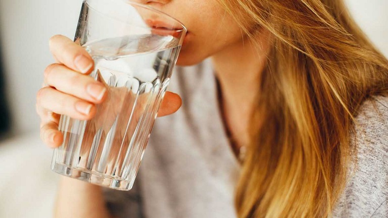 Lười uống nước khiến cho làn da bị nhạy cảm và dễ bị kích ứng