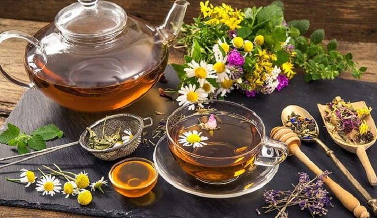 Uống trà thảo dược giúp cải thiện cơn ngứa