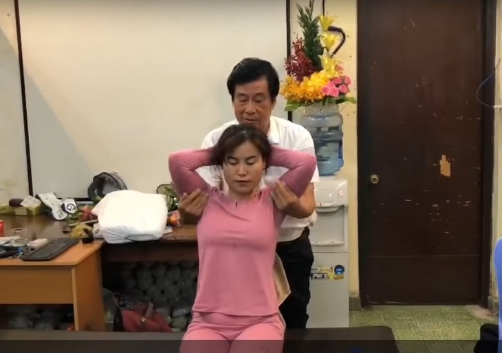 Bác sĩ Dư Quang Châu chữa thoát vị đĩa đệm bằng việc xoa bóp, bấm huyệt đạo