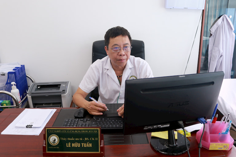 Thầy thuốc Ưu tú, bác sĩ Lê Hữu Tuấn