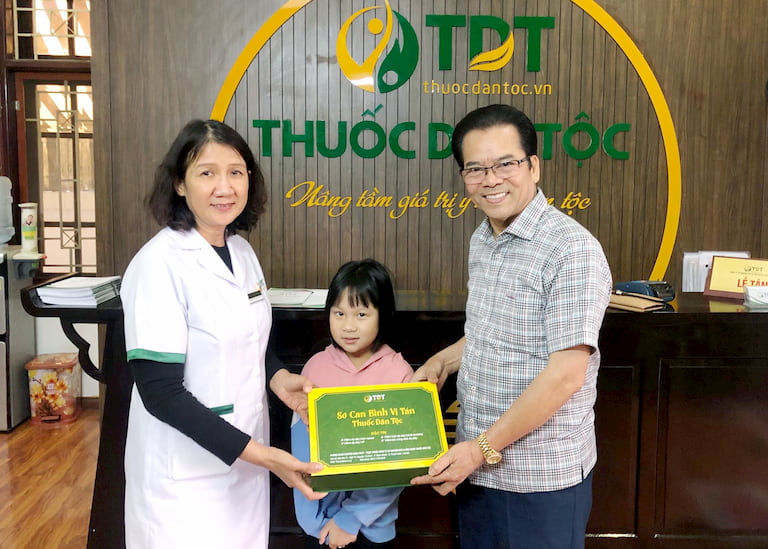 NS Trần Nhượng đưa cháu gái tới điều trịvà được chữa khỏi viêm dạ dày HP tại Thuốc dân tộc