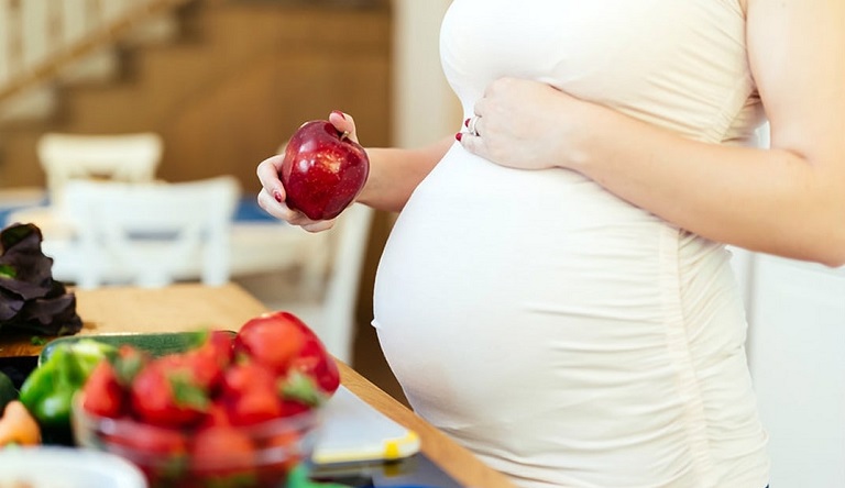Thay đổi lớn trong chế độ dinh dưỡng có thể gây nổi mề đay khắp người ở mẹ bầu