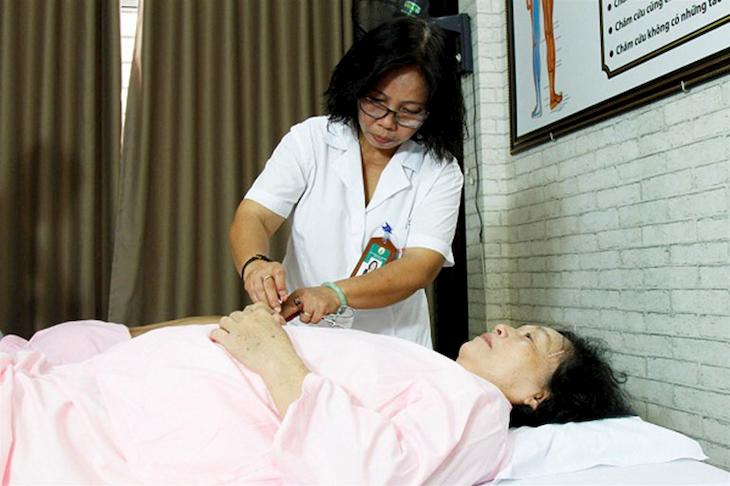 Bác sĩ Doãn Hồng Phương và buổi trị liệu cho bệnh nhân