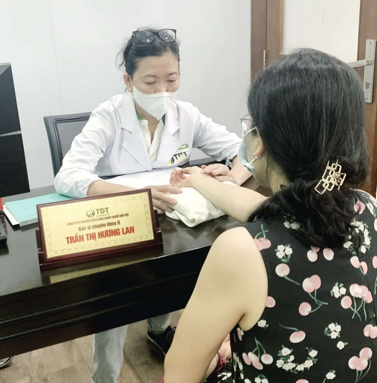 Bác sĩ Hương Lan thăm khám kỹ lưỡng cho bệnh nhân trước trị liệu
