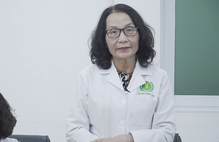 Hình ảnh Thầy thuốc ưu tú, bác sĩ Lê Thị Phương đánh giá bài thuốc