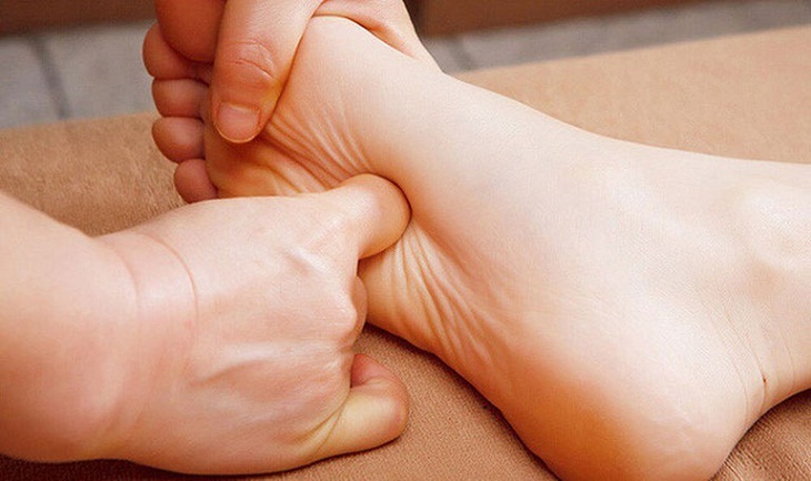 Bấm huyệt ở lòng bàn chân chữa rối loạn cương dương