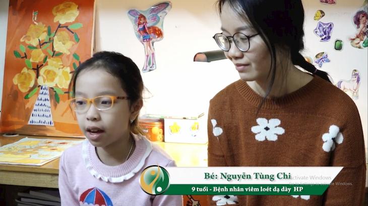 Hình ảnh bé Tùng Chi và mẹ trong buổi phỏng vấn chia sẻ
