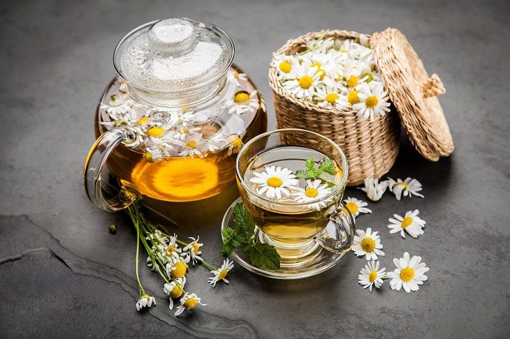 Cách trị nổi mề đay tại nhà bằng trà hoa cúc giúp điều trị mề đay do nóng gan