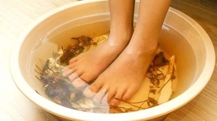 Ngâm hoặc tắm với nước ngải dại nhằm giảm triệu chứng của viêm da cơ địa