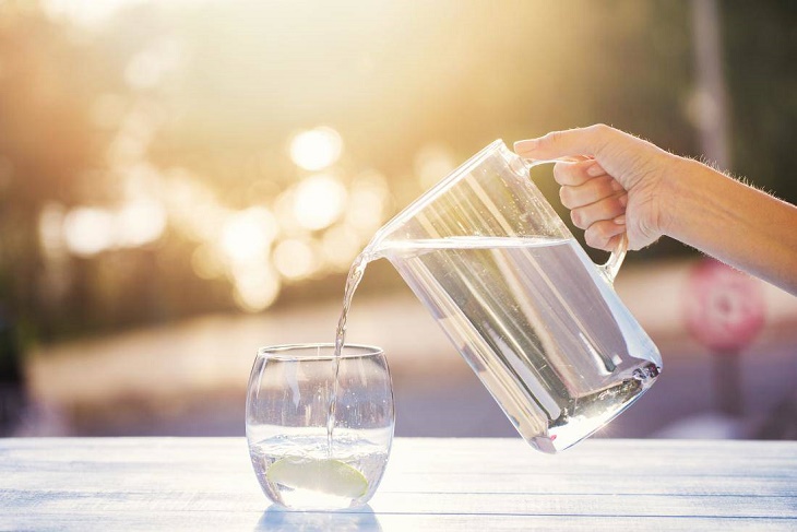 Cần cung cấp đủ nước để giảm tình trạng khô da khi bị viêm