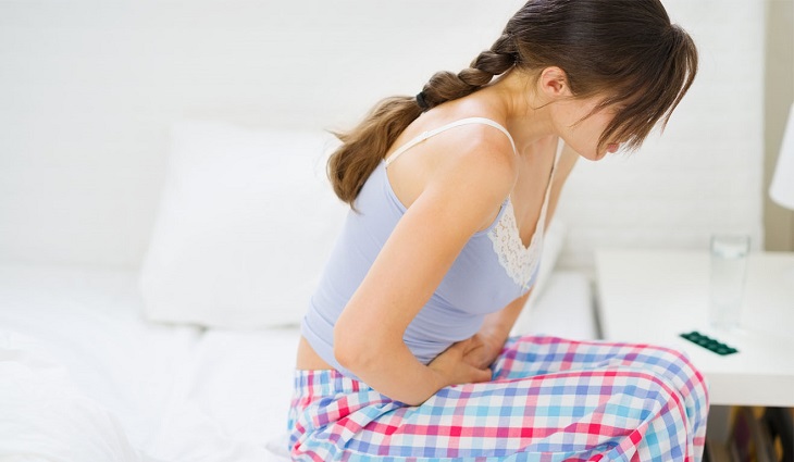 Đau bụng là dấu hiệu điển hình của bệnh