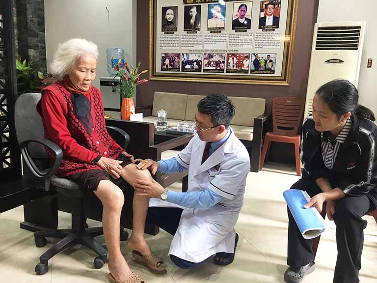 Lương y Đỗ Minh Tuấn, Giám đốc nhà thuốc Đỗ Minh Đường đang thăm khám, tư vấn cho bệnh nhân.