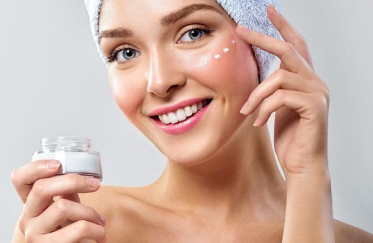 Dưỡng ẩm và vệ sinh da đúng cách giúp ngăn ngừa hiệu quả nguy cơ khởi phát bệnh