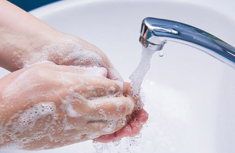 Rửa tay trước và sau khi thoa thuốc