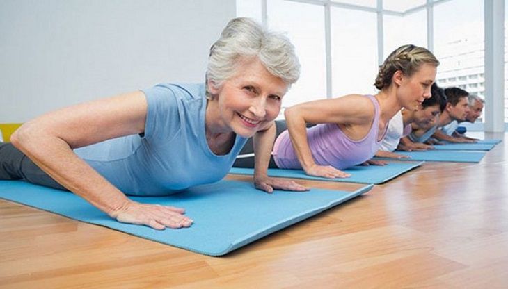 Để mãn kinh muộn, chị em nên thực hiện những bài tập nhẹ nhàng với cường độ phù hợp với sức khỏe như yoga