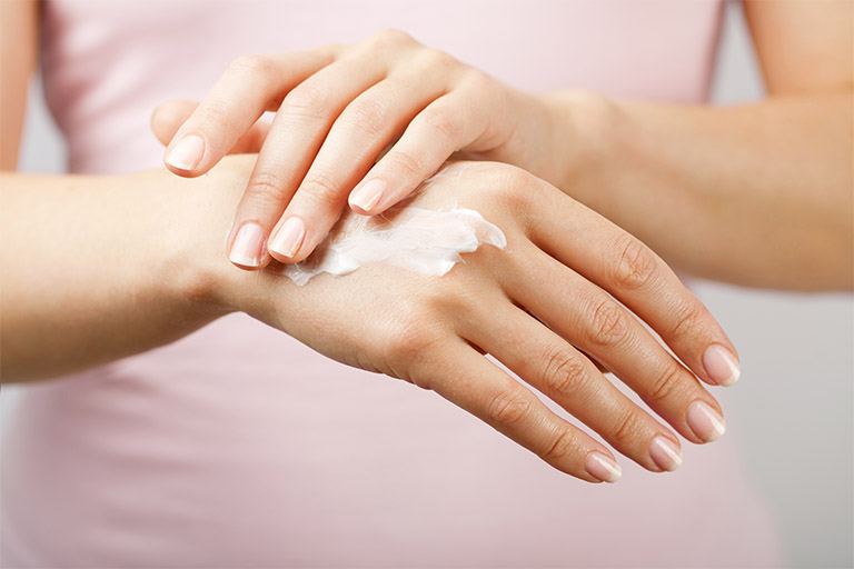 Dùng kem dưỡng ẩm bảo vệ da, phục hồi mô da bị tổn thương
