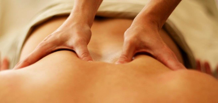 Massage là phương pháp điều trị thoát vị đĩa đệm không sử dụng thuốc an toàn, dễ thực hiện.