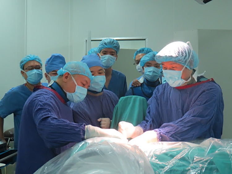 Bệnh viện Việt Đức triển khai phẫu thuật thoát vị đĩa đệm bằng phương pháp mổ hở và nội soi