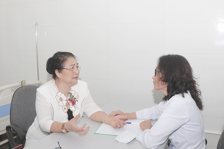 Nghẹ sĩ Kim Xuyến được thăm khám bởi thầy thuốc ưu tú Lê Phương