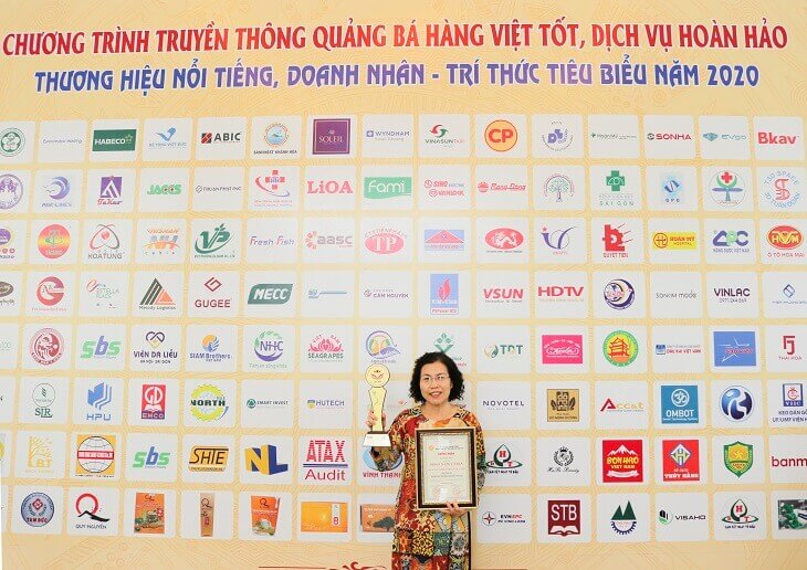 Tiến sĩ, Bác sĩ Nguyễn Thị Vân Anh trong buổi lễ trao giải thưởng