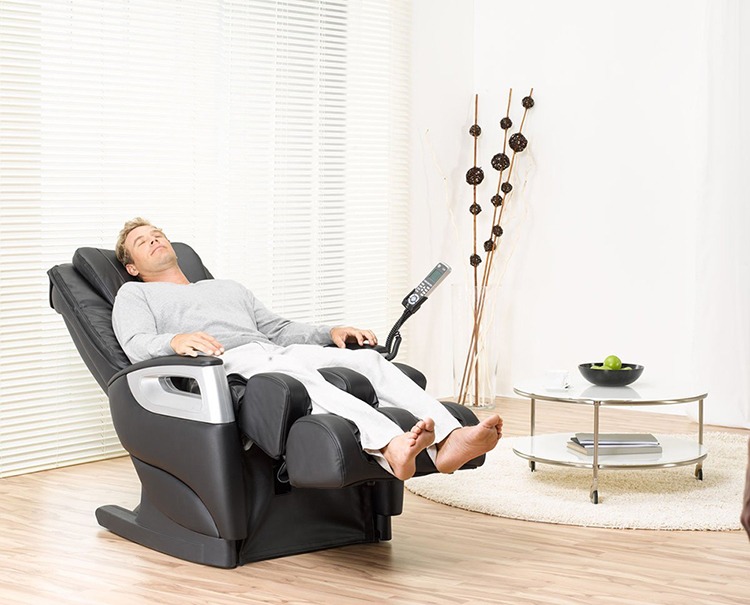 Ghế massage tích hợp nhiều tính năng, phù hợp với người bị thoát vị đĩa đệm giai đoạn đầu.