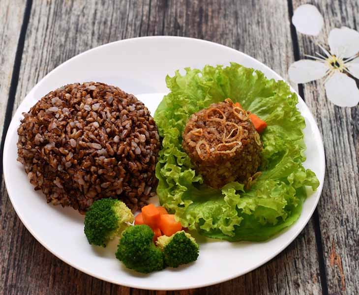 Hãy sử dụng gạo lứt kết hợp với rau xanh cho thực đơn giảm cân