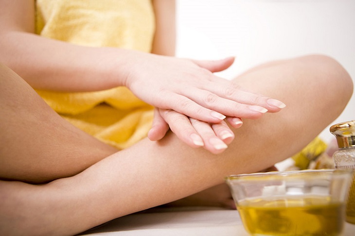 Sử dụng dầu dừa để massage