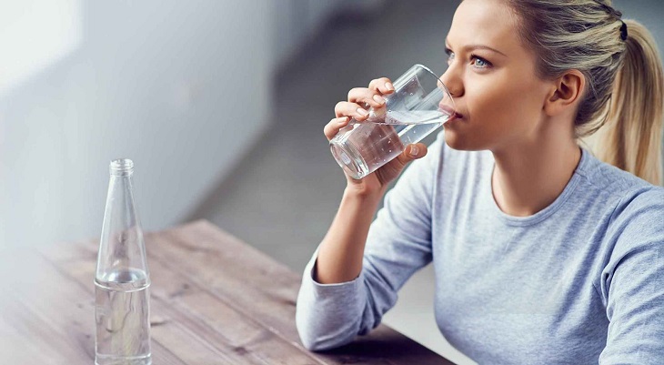 Uống nhiều nước để giữ độ ẩm cho da