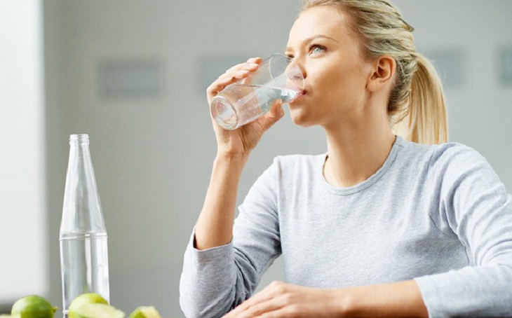 Uống đủ nước giúp làn da được giữ ẩm tự nhiên