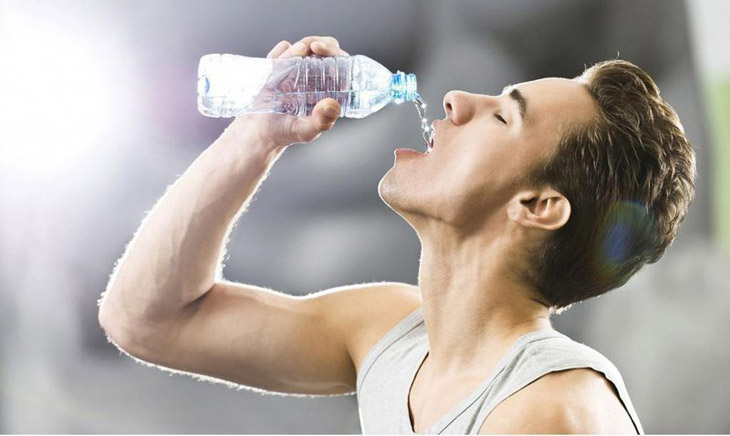 Mất nước là một triệu chứng đặc trưng của tình trạng viêm dạ dày ruột cấp