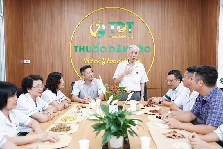 Thầy Thuốc Nguyễn Đức Đoàn - Nguyên Vụ Trưởng Vụ Y học cổ truyền Việt Nam trong buổi chuyển giao bài thuốc Huyết mạch khang cho Trung tâm Thuốc Dân Tộc