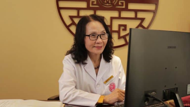 Bác sĩ Lê Phương công tác khám chữa bệnh bằng YHCT tại Nhất Nam Y Viện
