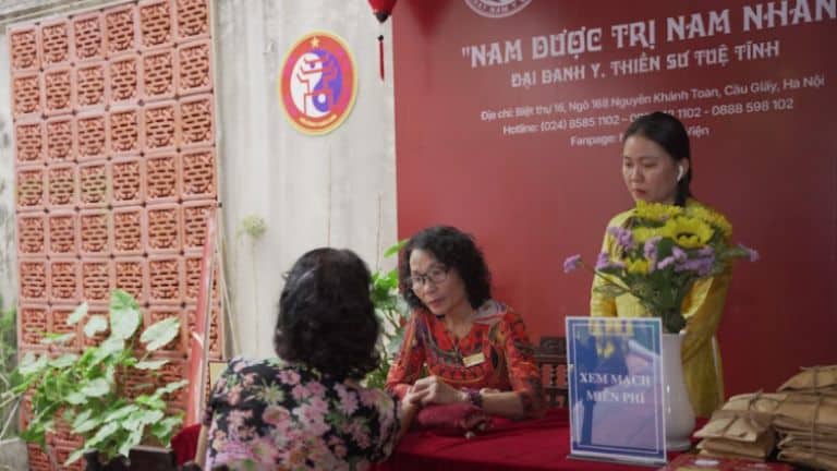 Bác sĩ Lê Phương tham gia hoạt động chia sẻ về tinh hoa y học cổ truyền trong dịp kỷ niệm Ngày Di Sản Văn Hóa Việt Nam