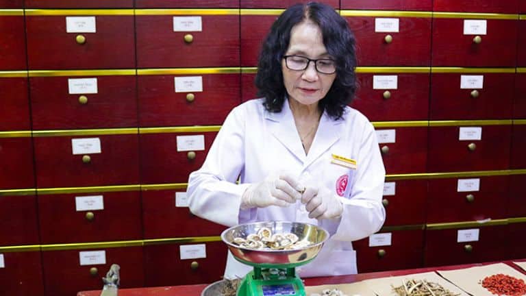 Bác sĩ Lê Phương tiến hành bốc thuốc cho người bệnh