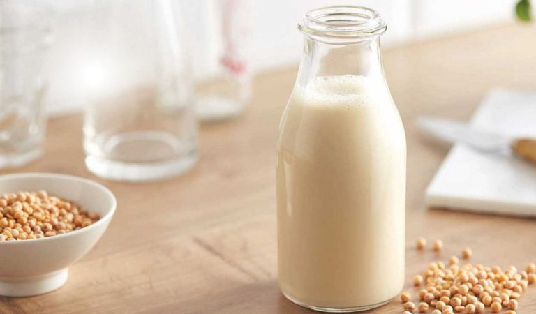 Sữa đậu nành có hàm lượng chất béo thấp, giàu canxi và tốt cho sức khỏe xương