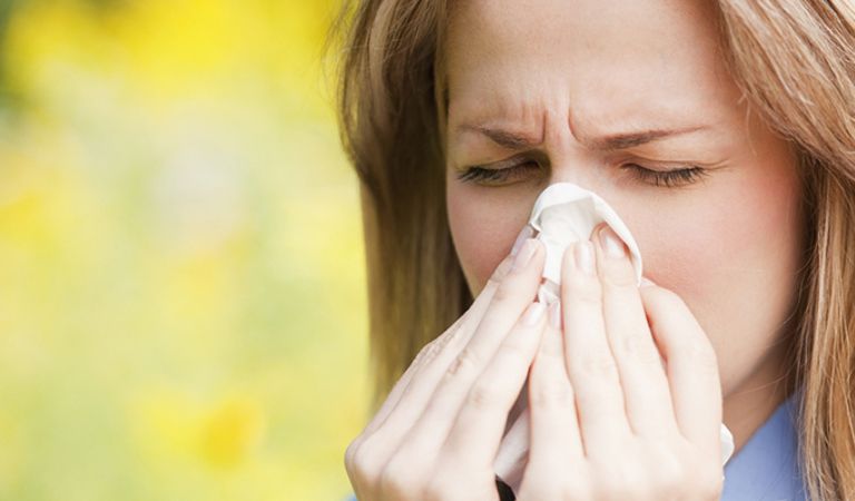 Viêm mũi là một trong những biểu hiện của dị ứng thời tiết lạnh