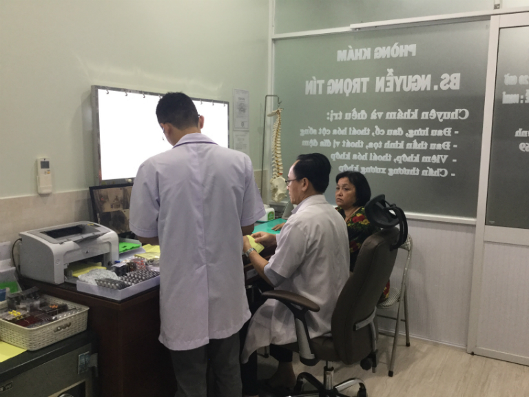 Bác sĩ Nguyễn Trọng Tín và cộng sự đang trực tiếp khám cho bệnh nhân tại phòng mạch của mình.