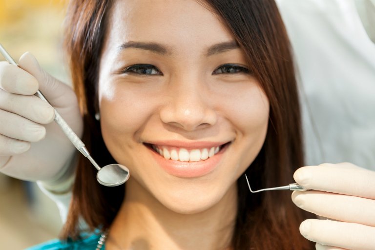 Phòng răng Minh Hường có các dịch vụ như: nhổ răng, trám răng sâu, chỉnh nha, niềng răng, tẩy trắng răng,...