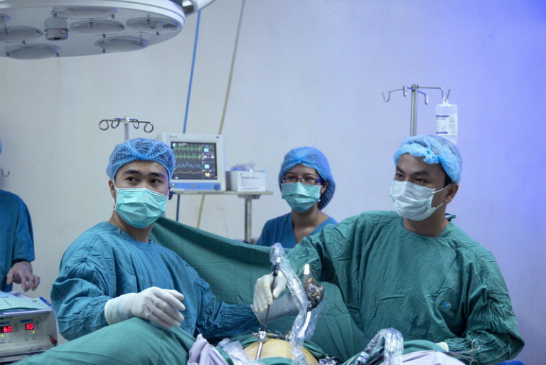 Các bác sĩ thực hiện phẫu thuật nội soi tại bệnh viện STO - Phương Đông, TP.HCM.
