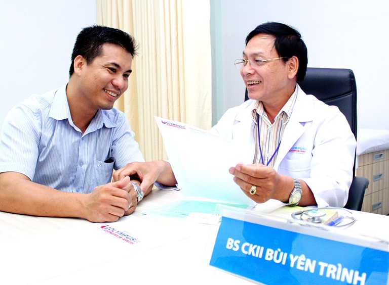 Phó giám đốc Y khoa - Bác sĩ CKII Bùi Yên Trình đang tư vấn bệnh nhân