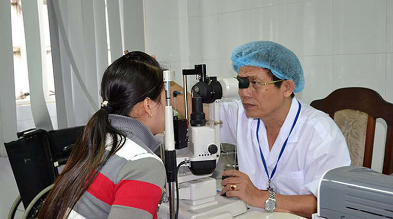 Bác sĩ Khôi đang khám chữa bệnh cho khách hàng