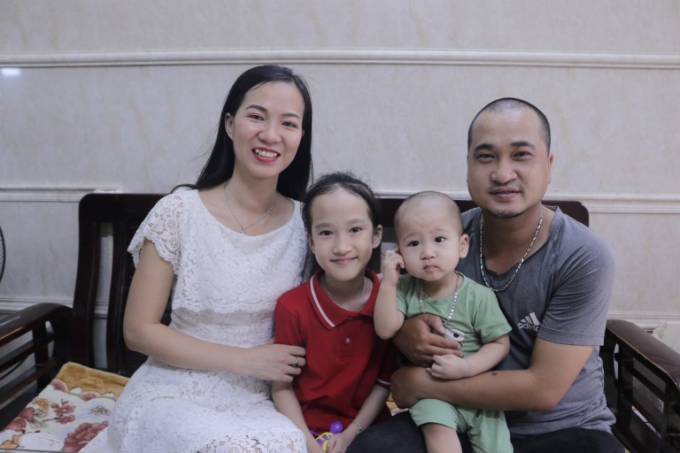 Giờ đây, với gia đình chị Trang, tiếng cười con trẻ là niềm hạnh phúc lớn nhất của vợ chồng chị