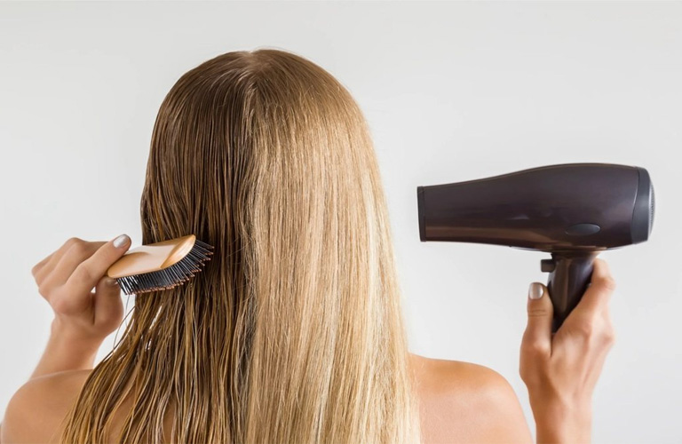 Dùng nhiệt độ cao sấy tóc có thể khiến da đầu tổn thương, rụng tóc