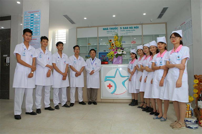 Đội ngũ y bác sĩ và nhân viên tại phòng khám đa khoa 5 sao Hà Nội